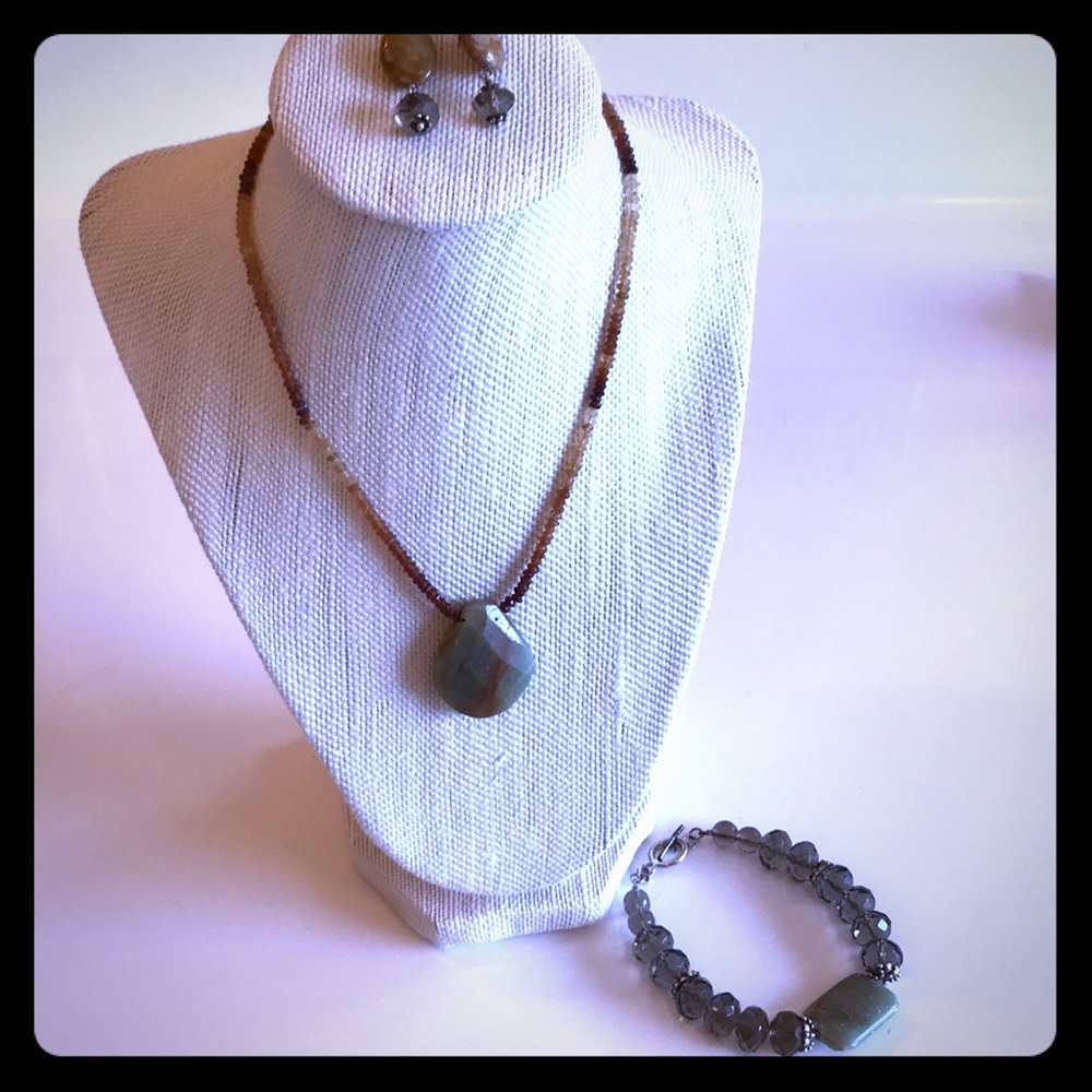 Necklace. Stone & beads. Cute & casual. EUC